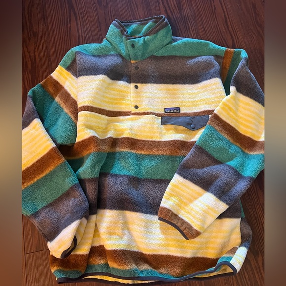 Patagonia Sweaters - Patagonia
SYNCHILLA fleece pullover green yellow stripes sweater